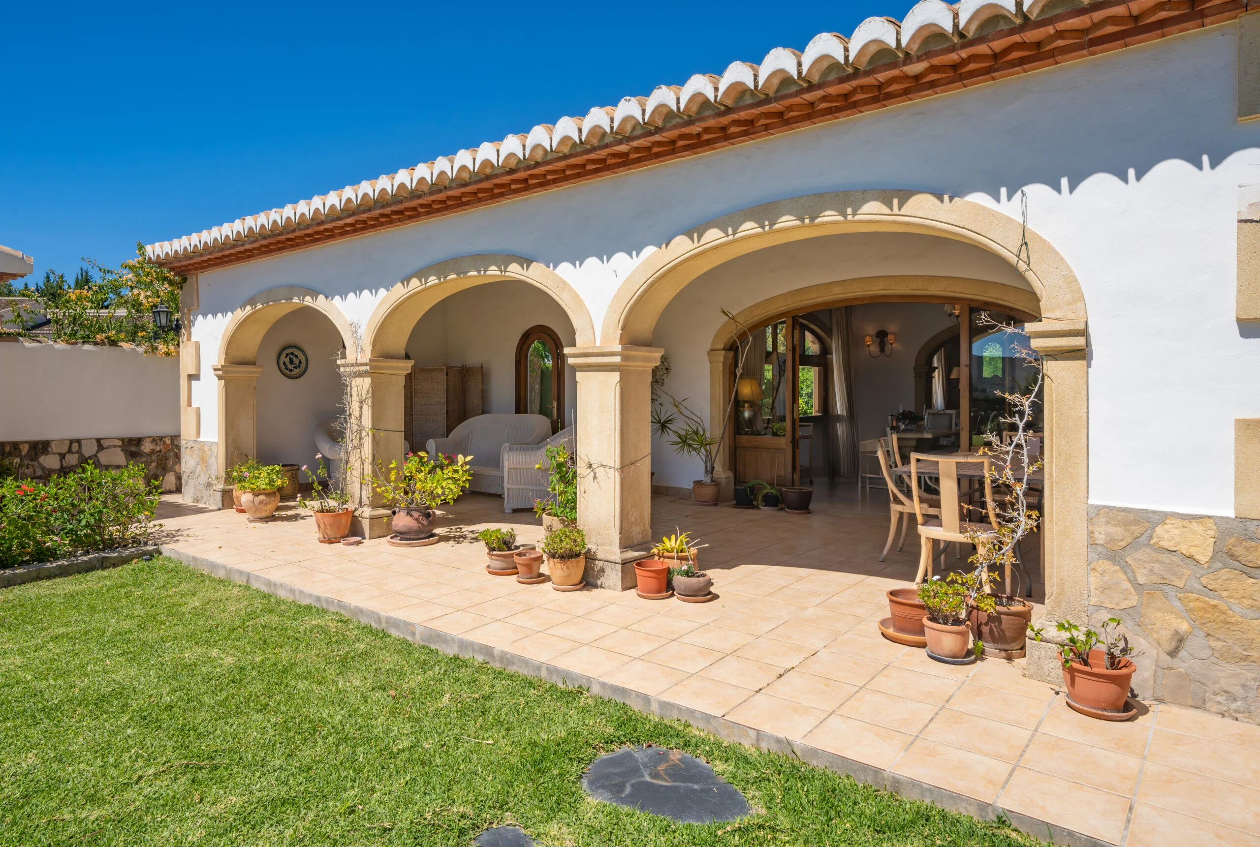 Encantadora Villa mediterránea con piscina privada y casa de invitados.