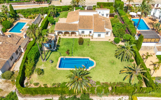Encantadora Villa mediterránea con piscina privada y casa de invitados.