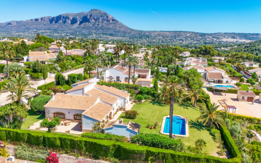 Encantadora Villa mediterránea con piscina privada y casa de invitados.