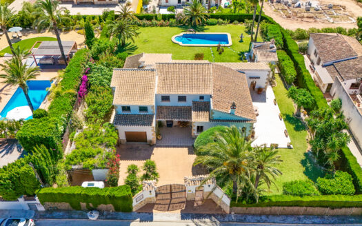 Encantadora Villa mediterránea con piscina privada y casa de invitados.