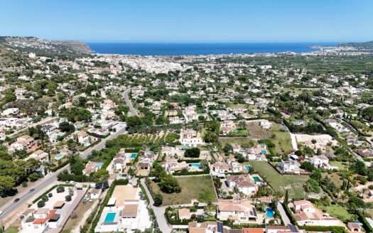 Parcela en venta cerca del casco antiguo con vistas panorámicas al Montgó y vistas al mar desde la primera planta.