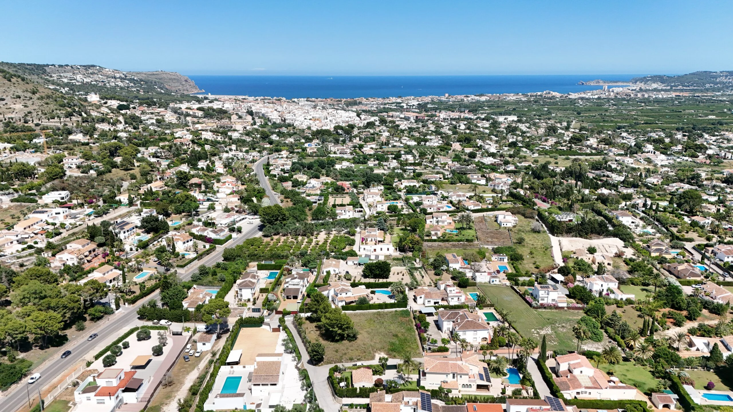 Parcela en venta cerca del casco antiguo con vistas panorámicas al Montgó y vistas al mar desde la primera planta.