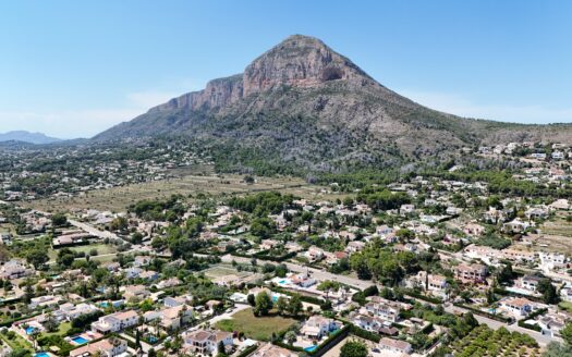 Parcela en venta cerca del casco antiguo con vistas panorámicas al Montgó y vistas al mar desde la primera planta.