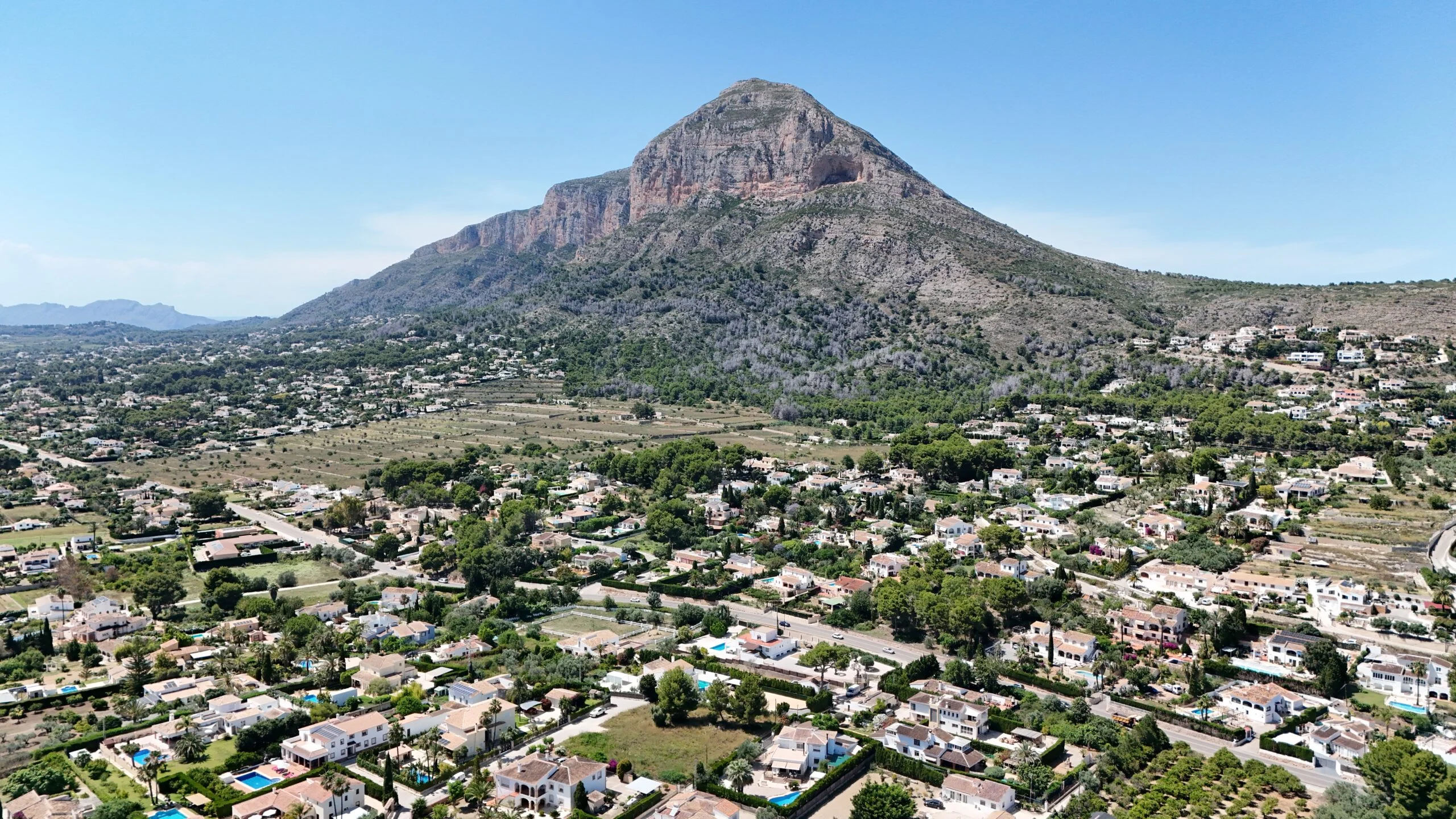 Parcela en venta cerca del casco antiguo con vistas panorámicas al Montgó y vistas al mar desde la primera planta.