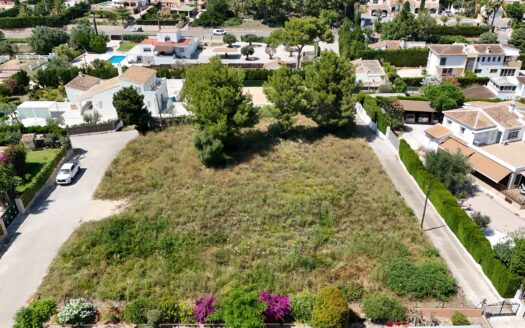 Parcela en venta cerca del casco antiguo con vistas panorámicas al Montgó y vistas al mar desde la primera planta.
