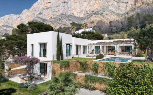Villa en venta con vistas panorámicas en el Montgó de Javea.