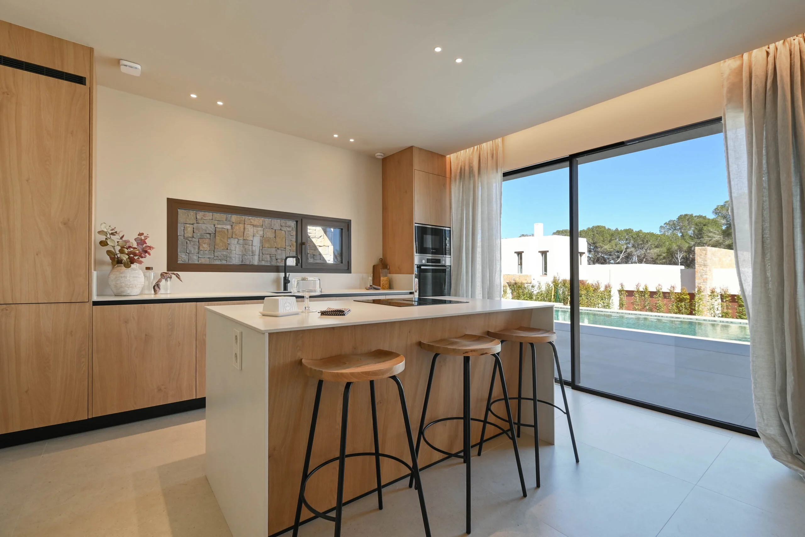 Exclusiva villa de obra nueva en venta en Moraira con vistas al mar.