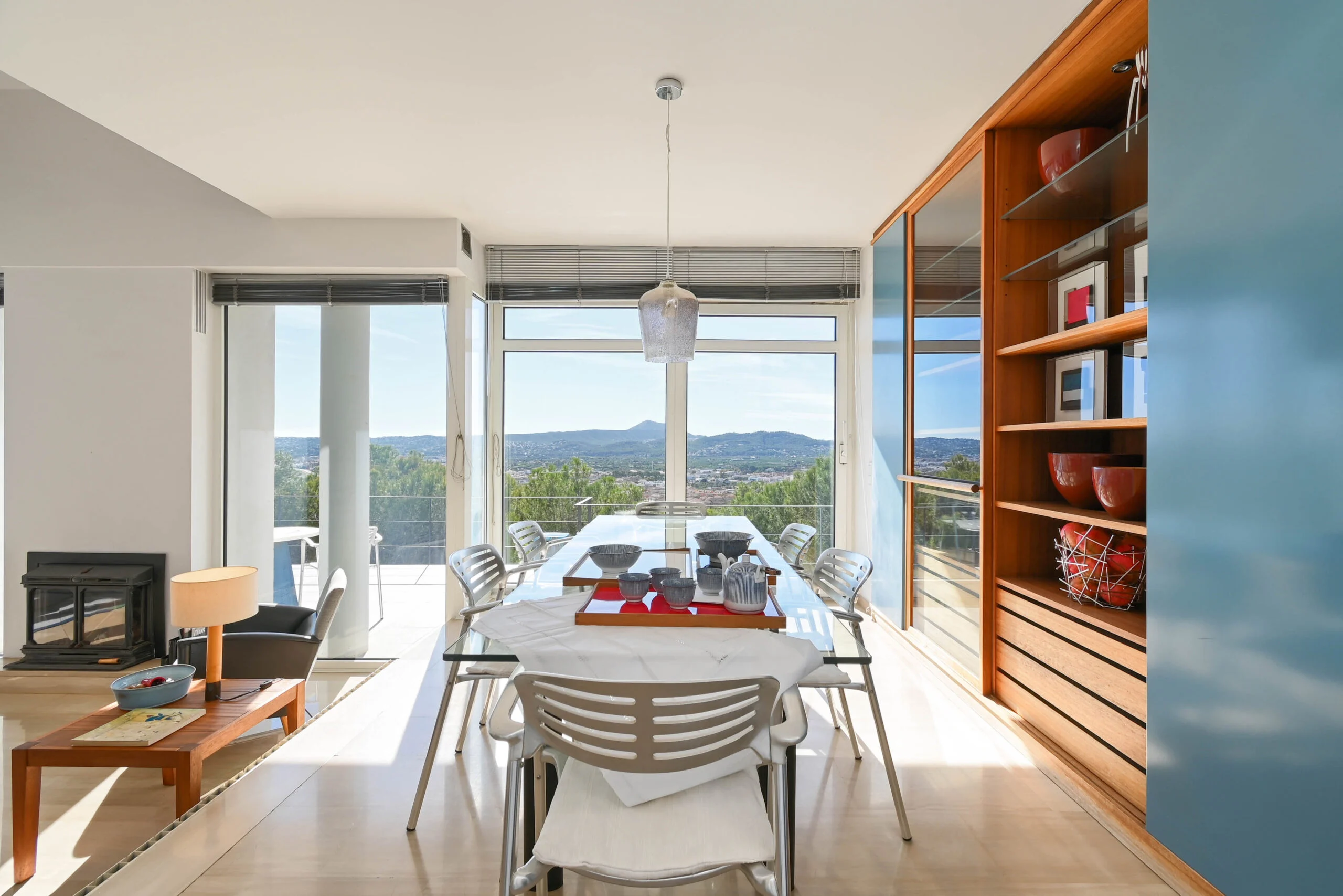 Villa con orientación sur y vistas panorámicas al mar en La Corona, Jávea.