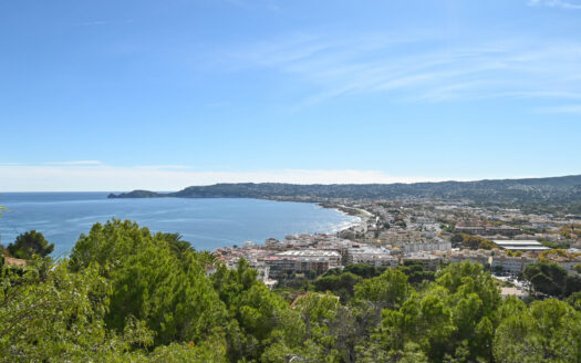 Villa con orientación sur y vistas panorámicas al mar en La Corona, Jávea.