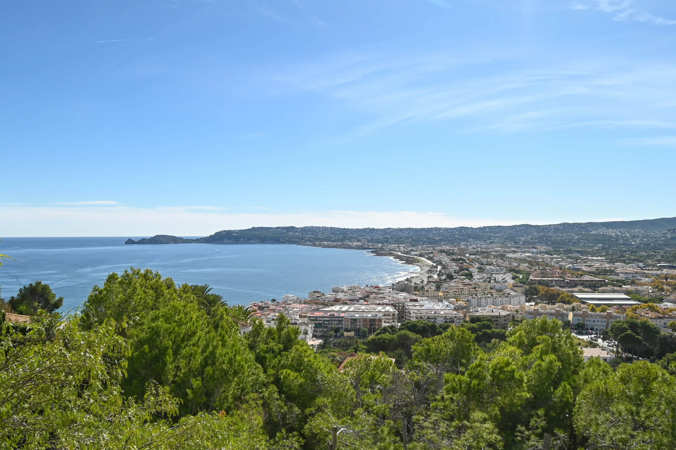 Villa con orientación sur y vistas panorámicas al mar en La Corona, Jávea.