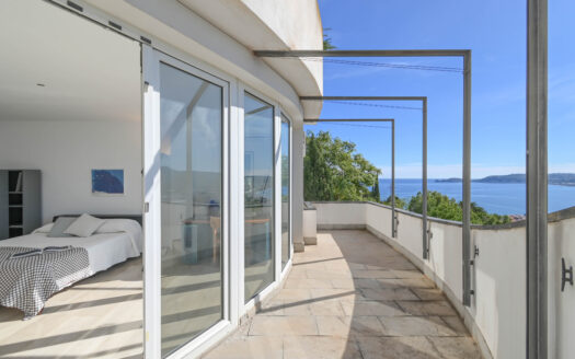 Villa con orientación sur y vistas panorámicas al mar en La Corona, Jávea.
