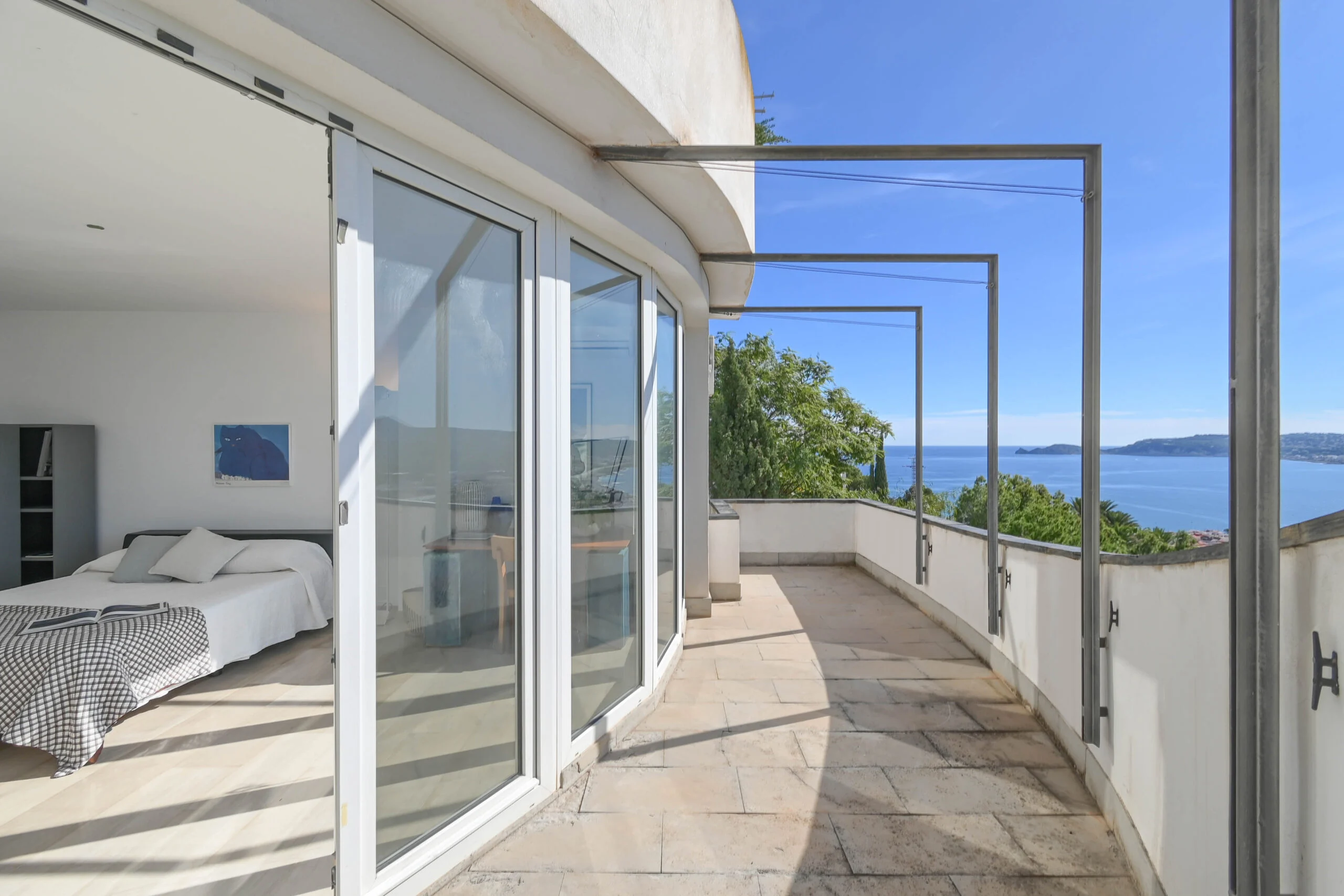 Villa con orientación sur y vistas panorámicas al mar en La Corona, Jávea.