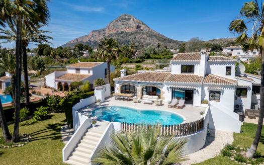 Villa de lujo completamente reformada en Jávea, cerca del casco antiguo.