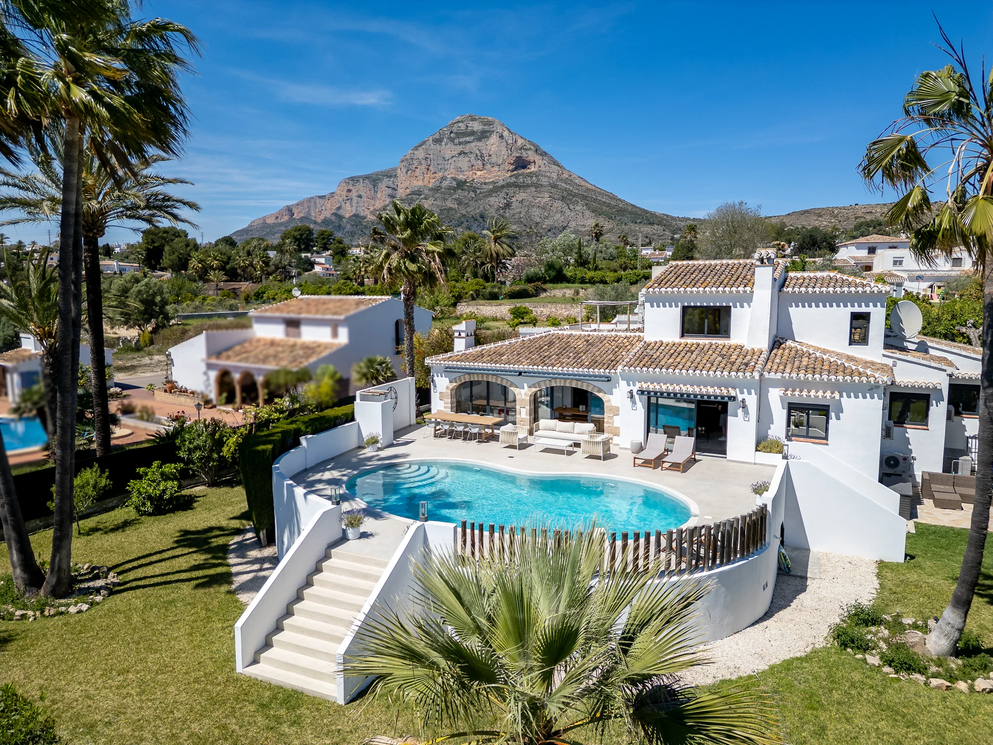 Villa de lujo completamente reformada en Jávea, cerca del casco antiguo.