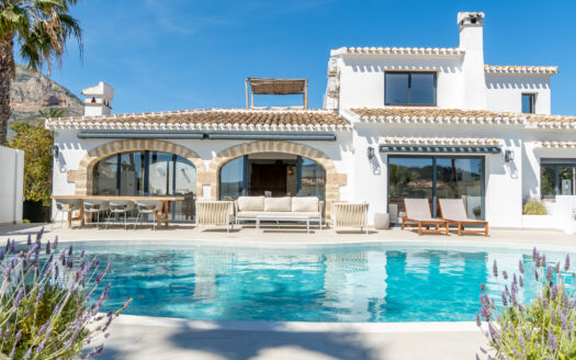 Villa de lujo completamente reformada en Jávea, cerca del casco antiguo.